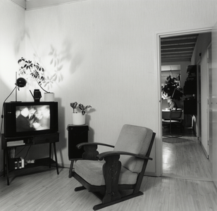 108280 Interieur van een huis aan het Van Alphenplein te Utrecht: woonkamer, met televisie.